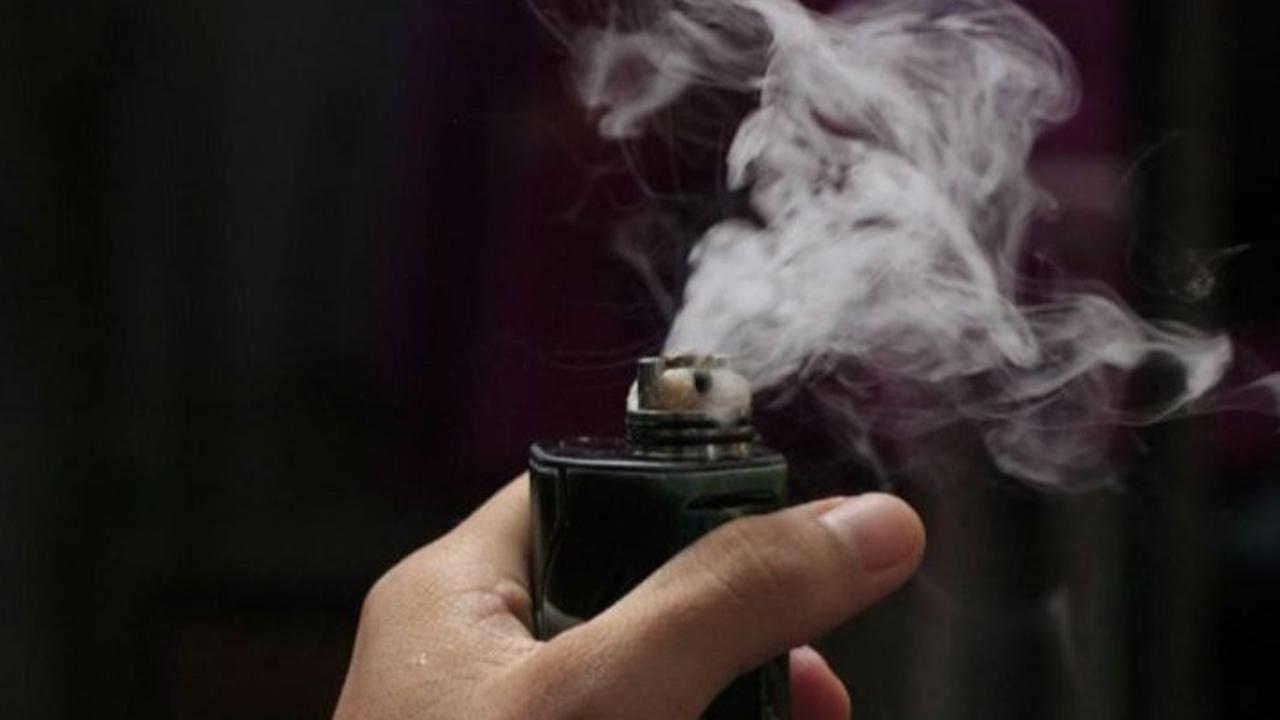 Detik-Detik Seorang Perempuan Kejang-Kejang Setelah Mengisap 'Vape Zombi