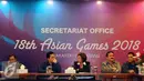 Ketua KOI, Erick Thohir (kedua kiri) memimpin rapat serah terima jabatan di Gedung KOI Jakarta, Senin (23/11/2015). Secara resmi Rita Subowo menyerahkan tugas dan tanggung jawab Ketua KOI kepada Erick Thohir. (Liputan6.com/Helmi Fithriansyah)