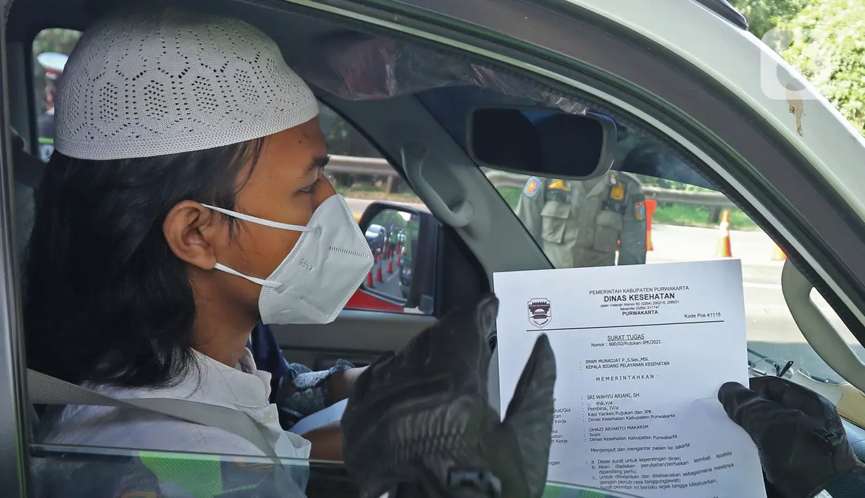 Petugas mengecek dokumen pengendara di pos penyekatan pemudik Tol Cikarang Barat, Kabupaten Bekasi, Jawa Barat, Minggu (9/5/2021).  Pemeriksaan dokumen kendaraan yang melintasi pos penyekatan pemudik guna memutus rantai penyebaran wabah COVID-19. (Liputan6.com/Herman Zakharia)
