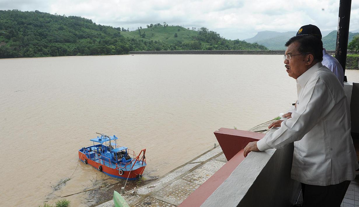 Wapres Jusuf Kalla (JK) saat meninjau Bendungan Bili-Bili usai banjir menerjang Gowa, Sulawesi Selatan, Minggu (27/1). JK didampingi Menteri PUPR Basuki Hadimuljono dan Mensos Agus Gumiwang. (Liputan6.com/Pool/Media Wapres)