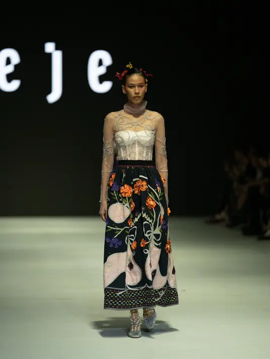 Tema ini diinterpretasikan melalui penggunaan detail rona gelap khas STUDIO JEJE yang terpadu dengan kain tenun berwarna cerah NTT.  [Dok/Studio Jeje]