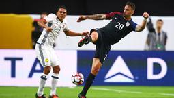 Pemain Kolombia, Carlos Bacca (kiri), berebut bola dengan pemain AS, Geoff Cameron, pada laga perebutan tempat ketiga Copa America Centenario 2016 di Stadion Universitas Phoenix, AS, Minggu (26/6/2016) pagi WIB. (Reuters/Mark J. Rebilas-USA Today Sports)
