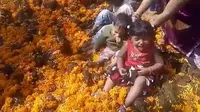 Ritual Aneh, Anak-Anak Dilumuri Kotoran Sapi. Tujuannya Apa?