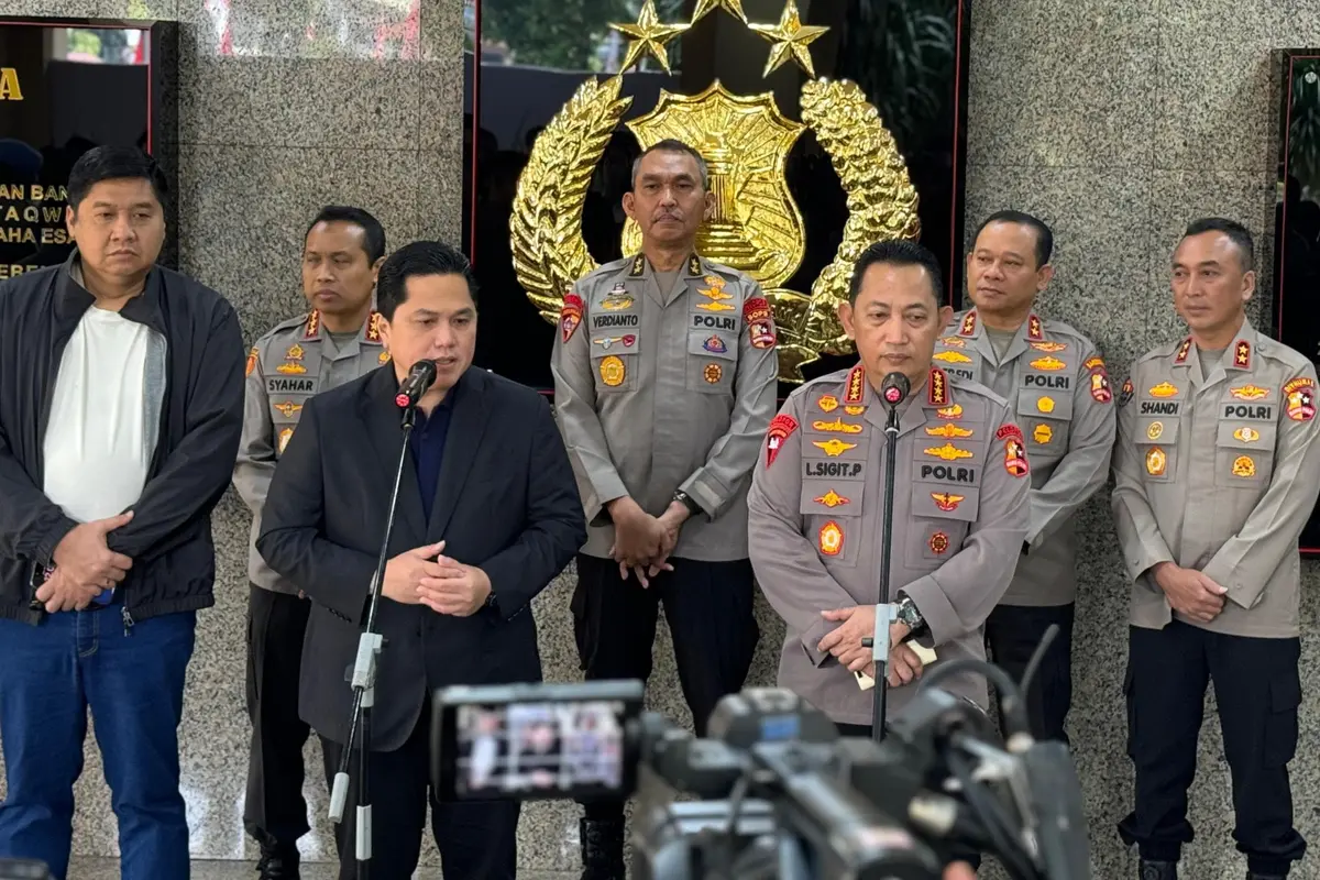 Ketua Umum PSSI Erick Thohir menemui Kapolri Jenderal Listyo Sigit Prabowo di Mabes Polri, Jakarta Selatan. Salah satu yang dibahas dan dipersiapkan adalah gelaran Piala Presiden 2024. Tampak mendampingi Maruarar Sirait.