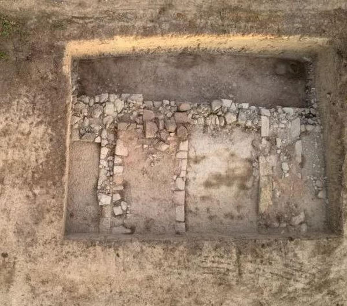 Gerbang ini diperkirakan menjadi akses utama menuju bagian terbawah kota kuno ini. Pintu gerbang ini ditutupi balok-balok batu besar.