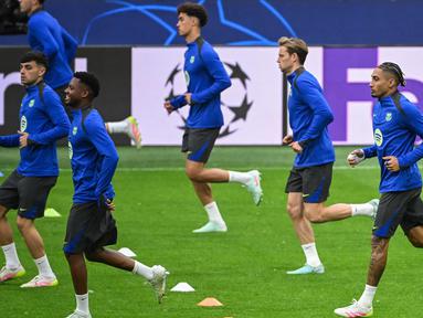 Penyerang Barcelona asal Brasil, Raphinha (kiri depan) saat mengikuti sesi Latihan jelang pertandingan leg kedua semifinal Liga Champions 2024/2025 melawan Inter Milan di stadion San Siro, Milan, 5 Mei 2025. (Piero CRUCIATTI/AFP)