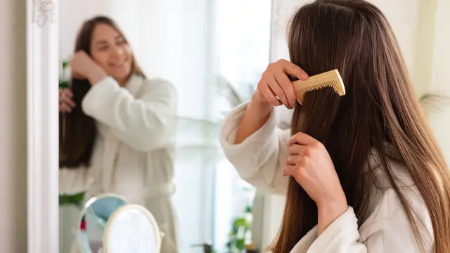 5. Sisir Rambut dengan Lembut [Dok/freepik.com]