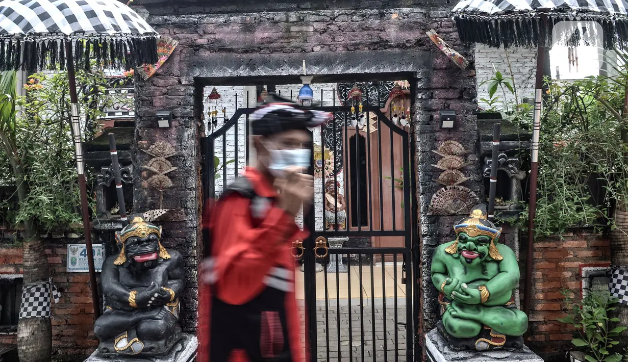 Puryanto (50) yang bertugas sebagai pecalang menjaga perayaan Hari Raya Nyepi di Kampung Bali, Harapan Jaya, Bekasi, Jawa Barat, Minggu (14/3/2021). Warga beragama lain sangat menghargai Perayaan Hari Nyepi di kampung ini. (merdeka.com/Iqbal S. Nugroho)