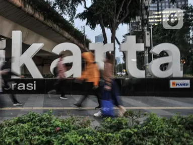 Aktivitas pekerja saat jam pulang kantor di kawasan Sudirman, Jakarta Pusat, Kamis (29/9/2022). Wakil Gubernur DKI Jakarta Ahmad Riza Patria mengungkapkan bakal mendukung pemerintah pusat jika hendak mencabut satus pandemi Covid-19 menjadi endemi dan akan menyesuaikan program-program penunjang kebijakan tersebut. (merdeka.com/Iqbal S Nugroho)