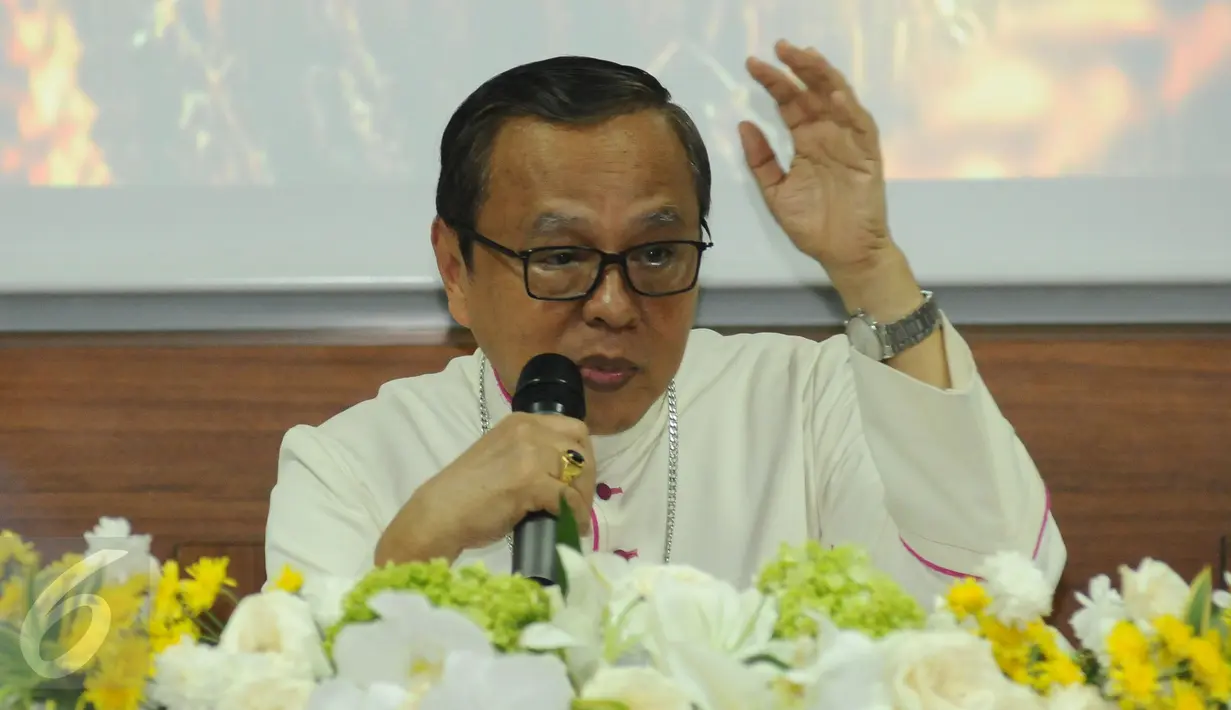 Uskup KAJ Mgr. Ignatius Suharyo saat menyampaikan pesan Paskah 2017 di Wisma Katedral, Jakarta, Minggu (16/4). Keuskupan Agung Jakarta (KAJ) juga membedah perilaku koruptif yang terjadi di Indonesia. (Liputan6.com/Helmi Fithriansyah)