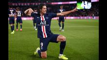 Edinson Cavani melakukan selebrasi memanah usai mencetak gol. (AFP/Frank Fife)