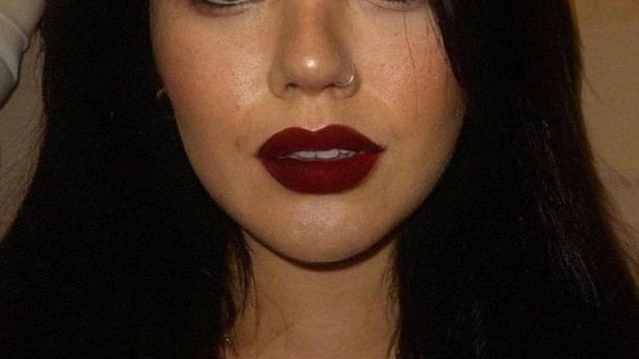 Pakai Lipstick Merah Merona