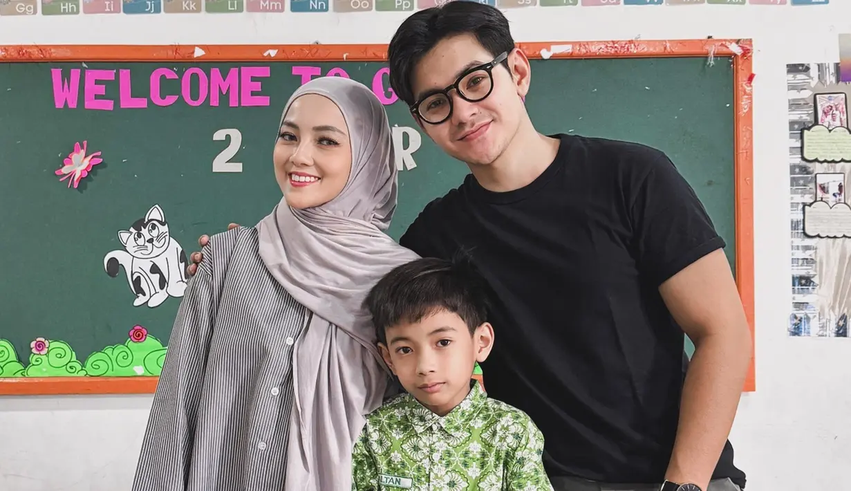 Tak hanya Aditya Suryo yang sering dipuji awet muda bak ABG oleh netizen, sang istri juga demikian. Pesonanya seperti gadis di usianya yang sudah menginjak kepala 3, Nessa Salvyana seperti kakak Altan. Disebut mirip Jan Ethes cucu Presiden Jokowi, fokus netizen jadi terbagi melihat foto kebersamaan Aditya Suryo dan Nessa Salvyana bareng putra sulungnya ini. (Liputan6.com/IG/nessasalvyana88)