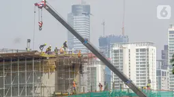 Pekerja menyelesaikan proyek pembangunan Light Rail Transit (LRT) Jabodebek di ruas Jalan Rasuna Said, Jakarta, Jumat (7/8/2020). PT Adhi Karya akan memprioritaskan pengerjaan proyek infrastruktur berlabel proyek strategis nasional (PSN) di tengah pandemi COVID-19. (Liputan6.com/Fery Pradolo)