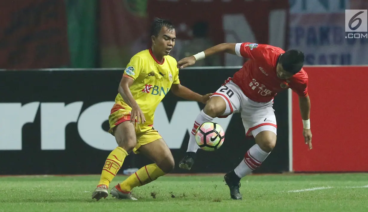 Penyerang Persija, Bambang Pamungkas (kanan) berebut bola dengan pemain Bhayangkara FC pada laga penutup Liga 1 Indonesia di Stadion Patriot Candrabhaga, Bekasi, Minggu (12/11). Persija unggul 2-1. (Liputan6.com/Helmi Fithriansyah)