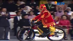 Busana adat terbaik kedua di HUT ke-72 RI diberikan pada Wakil Ketua MPR Oesman Sapta Odang. Busana yang dikenakan dari daerah Minangkabau.