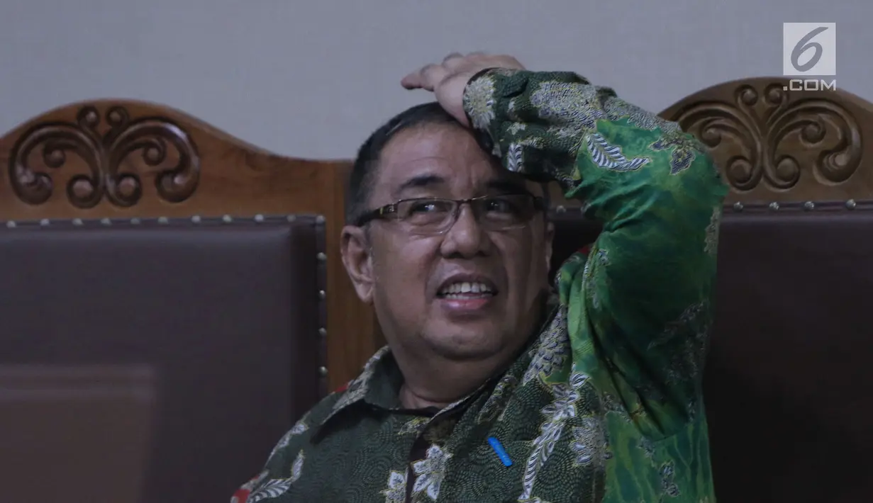Terdakwa suap pengadaan barang dan jasa di Pemkot Kendari, yang juga Mantan Wali Kota Kendari, Asrun saat menjalani sidang lanjutan di Pengadilan Tipikor, Jakarta, Rabu (8/8). Sidang mendengar keterangan saksi. (Liputan6.com/Helmi Fithriansyah)