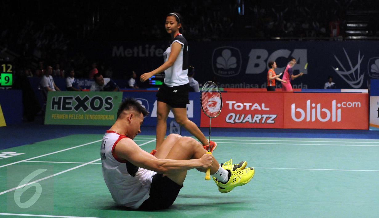 Ganda campuran Indonesia, Riky Widianto/ Richi Puspita Dili terjatuh saat laga melawan pemain Tiongkok Zhang Nan/Zhao Yunei di 16 besar BCA Indonesia Open 2016, Jakarta, Kamis (2/6). Riky/Richi kalah 21-18, 16-21, 13-21. (Liputan6.com/Helmi Fithriansyah)