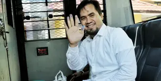 Dengan mengenakan baju putih dan celana hitam, Saipul menjalani pemeriksaan di Kejaksaan Negeri Jakarta Utara. (Adrian Putra/Bintang.com)