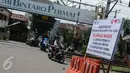 Pemotor melintasi perlintasan kereta api di kawasan Bintaro, Jakarta, Minggu (19/3). Per 1 April arus lalu lintas akan dialihkan karena ada proyek pembangunan fly over Binatro. (Liputan6.com/Helmi Afandi)