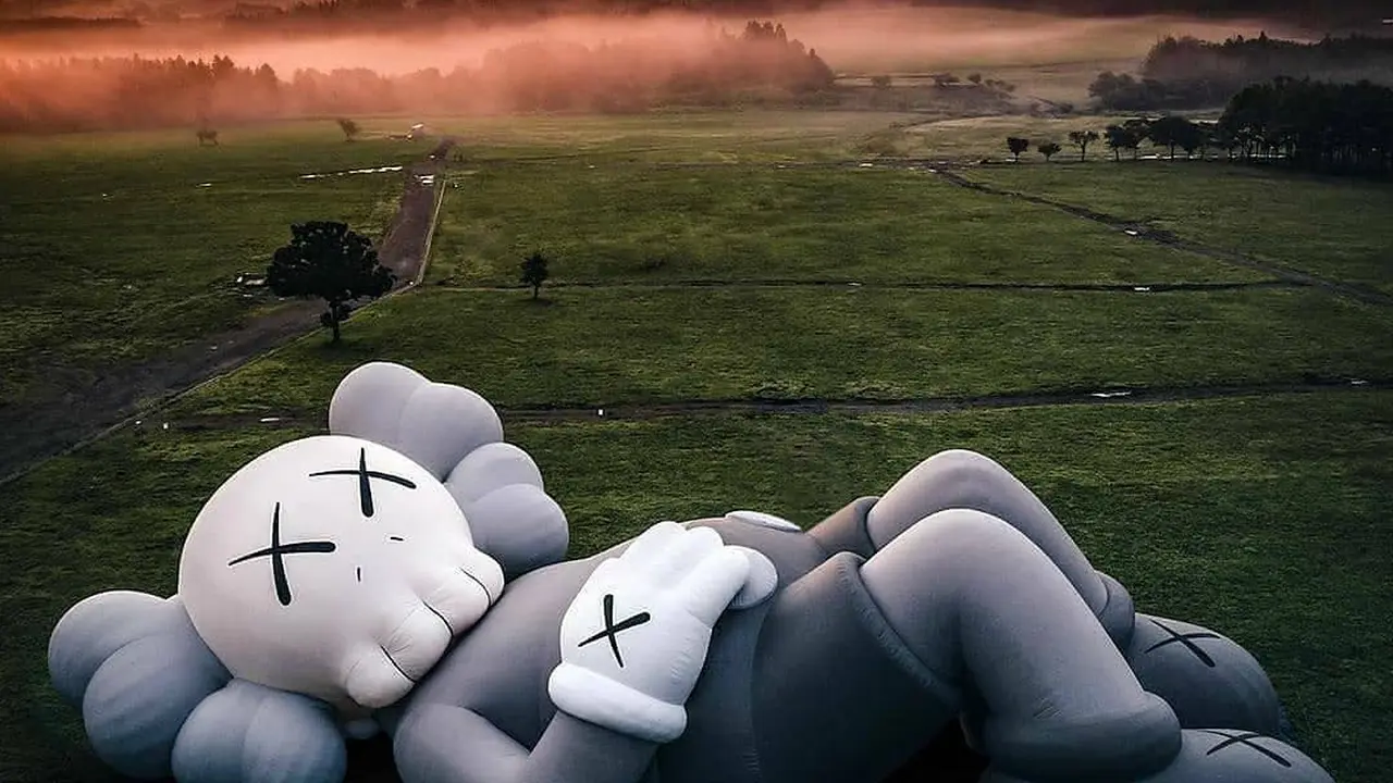 10 Potret KAWS: HOLIDAY di Berbagai Negara, Terbaru Ada di Candi Prambanan
