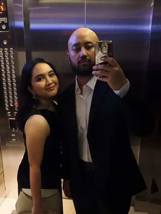 Penampilannya tidak berlebihan, Amanda anya hmembawa clutch bag simpel. Jauh dari sensasi sejak memulai karier di usia belia, Amanda selalu jadi idola. Meski sudah dua tahun menikah, namun tak dipungkiri jika Amanda dan suami masih seperti pasangan ABG. Seperti diketahui, sahabat Nimaz Dewantary di sinetron Candy ini menikah pada 12 November 2022 lalu. (Liputan6.com/IG/@auroramanda95)