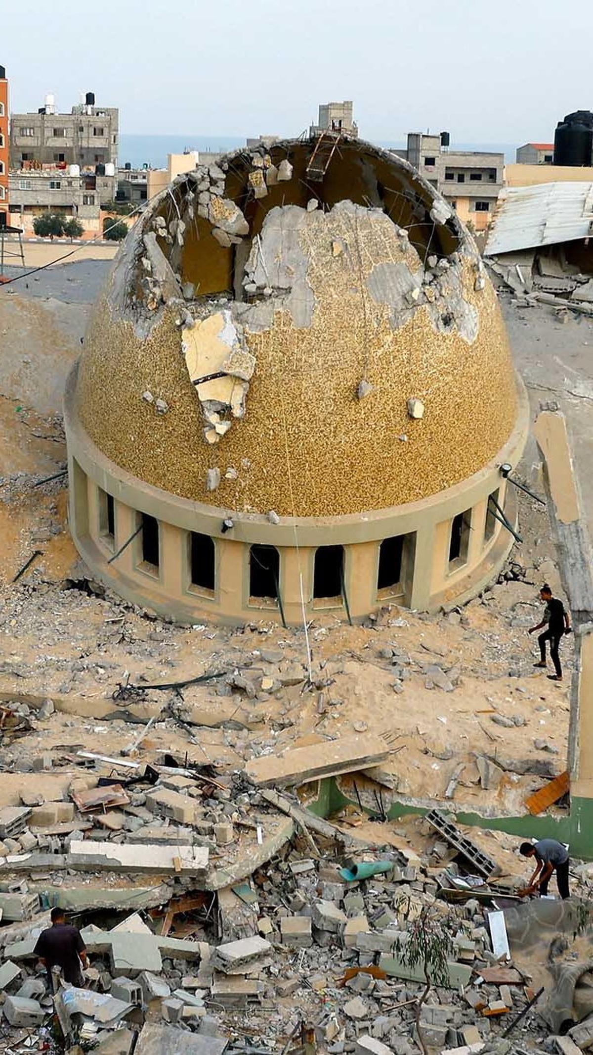 Ini adalah penampakan Masjid&nbsp;Al Amin Muhammad yang rusak berat setelah dibombardir Israel pada Minggu (8/10/2023).