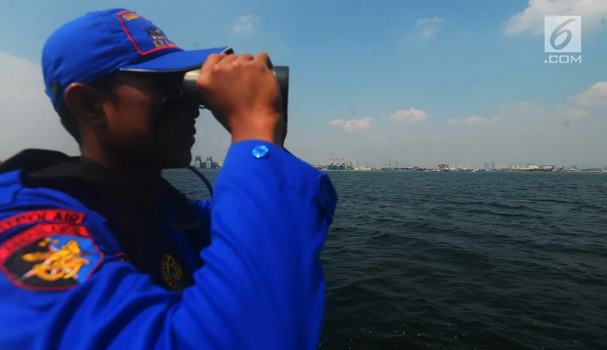 Petugas Ditpolair Baharkam Mabes Polri saat melakukan patroli memburu buaya di Teluk Jakarta, Rabu (17/6). Buaya sepanjang 3 meter itu pertama kali muncul di Dermaga Pondok Dayung, Tanjung Priok, Jakarta Utara, Kamis (14/6). (Merdeka.com/Imam Buhori)