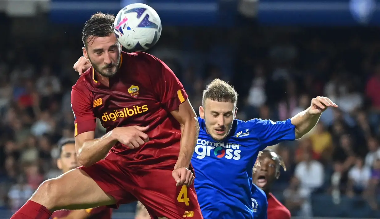 Gelandang AS Roma Bryan Cristante (kiri) menyundul bola saat bertandang ke markas Empoli dalam partai Serie A 2022/2023 giornata 6 di Stadio Carlo Castellani, Selasa (13/9/2022) dini hari WIB. Duel Empoli vs Roma berakhir dengan skor 2-1 untuk kemenangan Serigala Ibu Kota --julukan AS Roma. (Photo by Alberto PIZZOLI / AFP)
