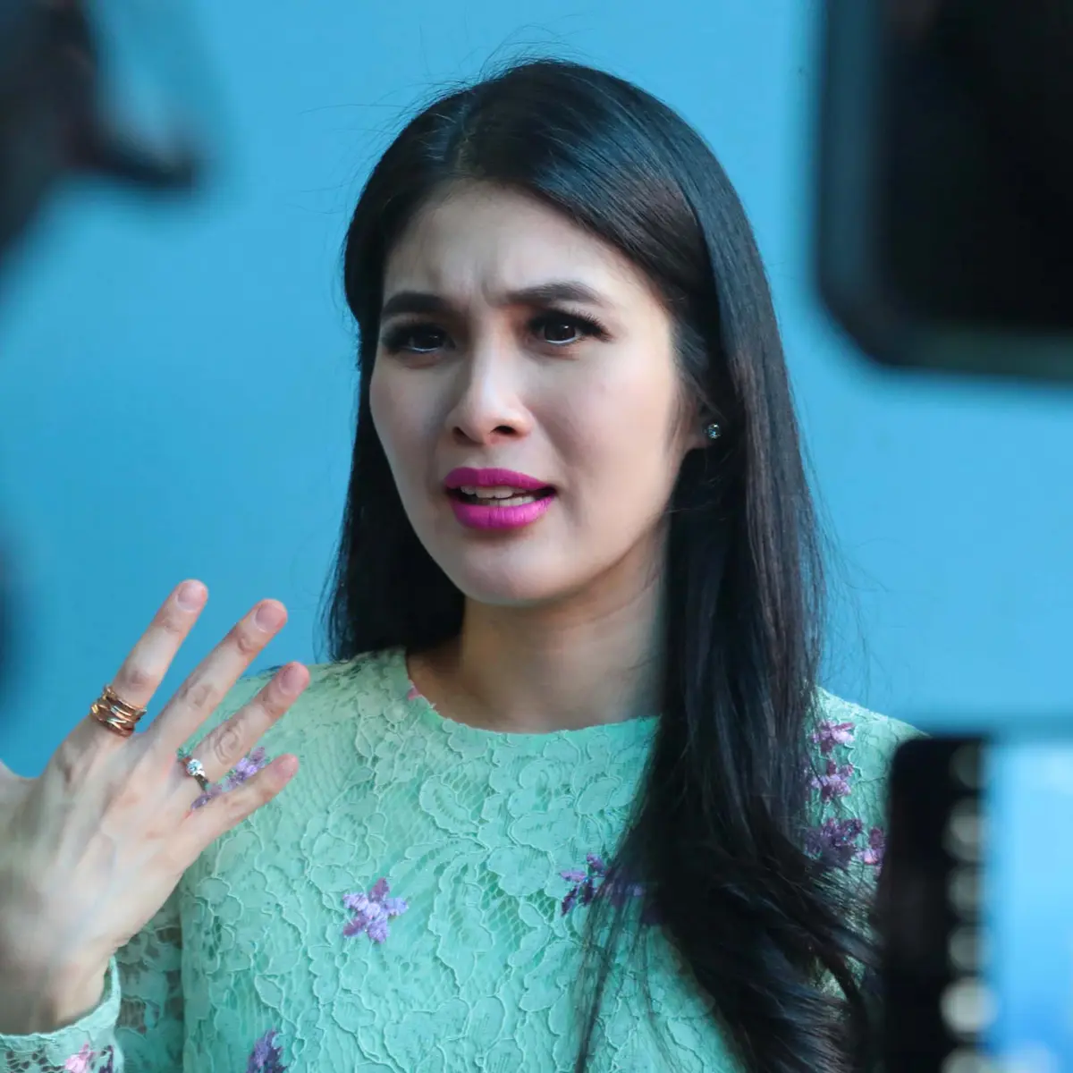 Cara Sandra Dewi Pakai Tas Seharga Mobil Curi Perhatian