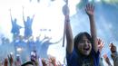Salah satu bobotoh cilik yang hadir dalam pawai juara BRI Super League musim ini di Kota Bandung, Minggu (24/05/2026) pagi WIB. (Bagaskara Lazuardi/Bola.com)