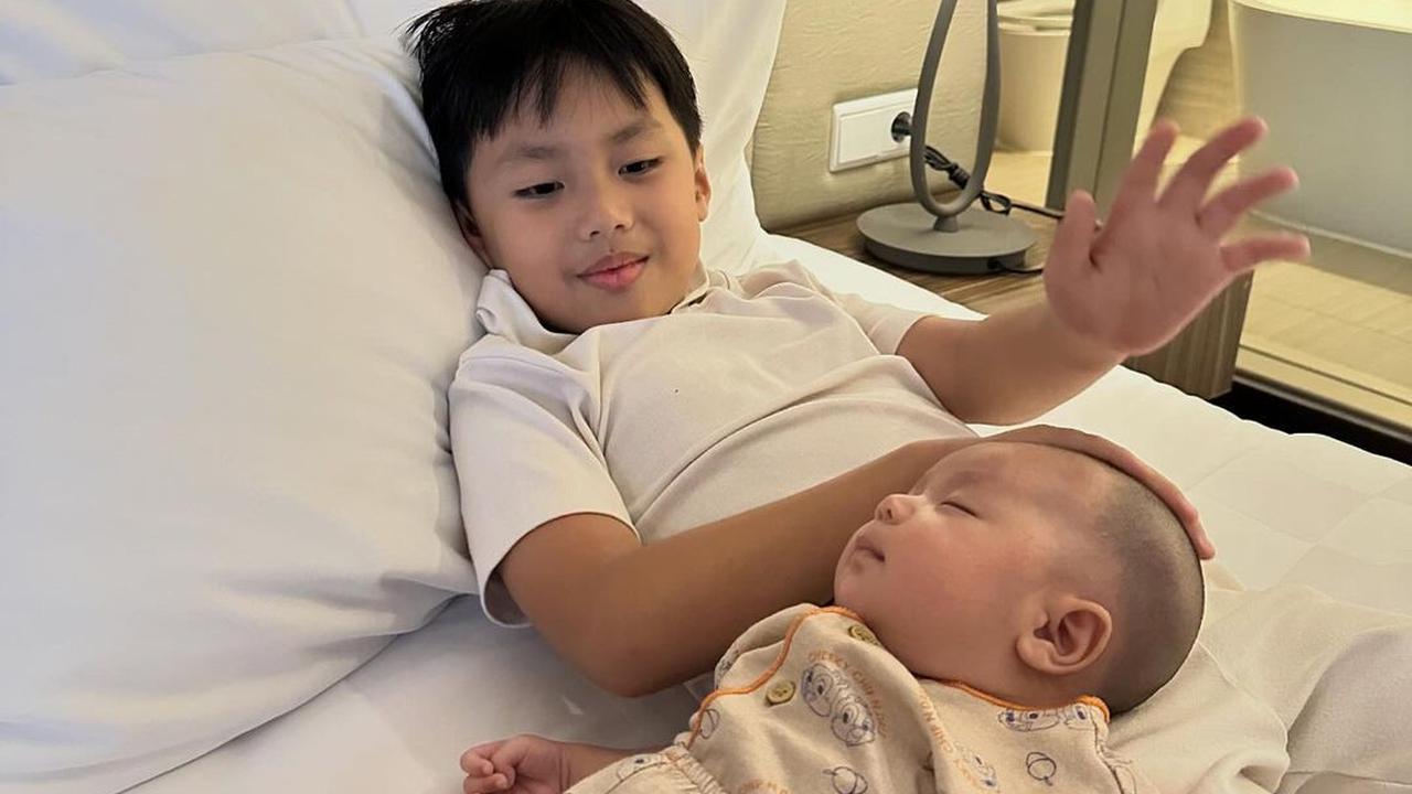 Meski Beda Ayah, Ini 7 Potret Yusuf Anak Larissa Chou Bareng sang Adik yang Terlihat Sayang