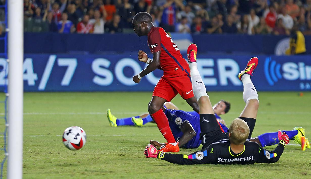 Pemain Paris St Germain, Jonathan Ikone (tengan) saat mencetak gol ke gawang Leicester City pada laga International Champions Cup 2016 di StubHub Center, Carson, California, (30/7/2016). PSG menang 4-0. (Reuters/Mike Blake)