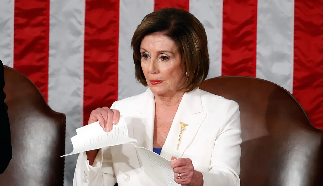 Ketua DPR Amerika Serikat Nancy Pelosi merobek naskah pidato kenegaraan Presiden Donald Trump dalam Kongres di Capitol Hill, Washington, Selasa (4/2/2020). Pelosi adalah salah satu tokoh terdepan di balik proses pemakzulan yang dilayangkan kepada Trump. (AP Photo/Alex Brandon)