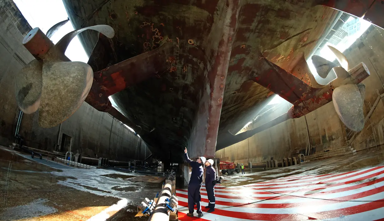 Perbaikan kapal induk Charles de Gaulle bertenaga nuklir milik Prancis ini rencananya akan berlangsung selama 18 bulan di Toulon (17/2). (AFP PHOTO/ BORIS HORVAT)