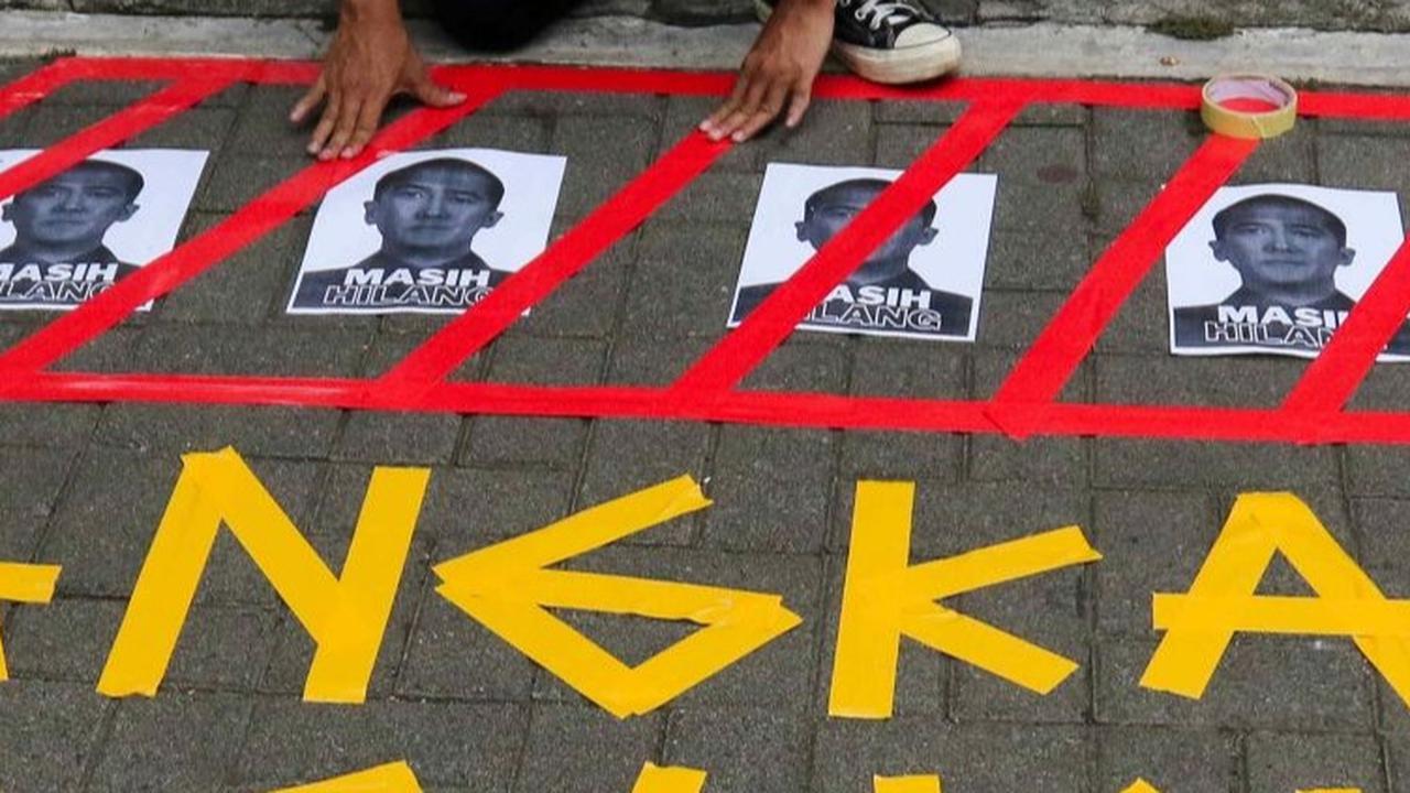 Aksi ini untuk mengkritik KPK karena tak kunjung berhasil menangkap buronan Harun Masiku sejak empat tahun lalu.<br>( Liputan6.com / Herman Zakharia )<br>