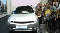 Perhatian Menko Airlangga dan Menperin Agus Gumiwang tercuri oleh mobil listrik Hyundai Ioniq 6. (Liputan6.com/Angga Yuniar)