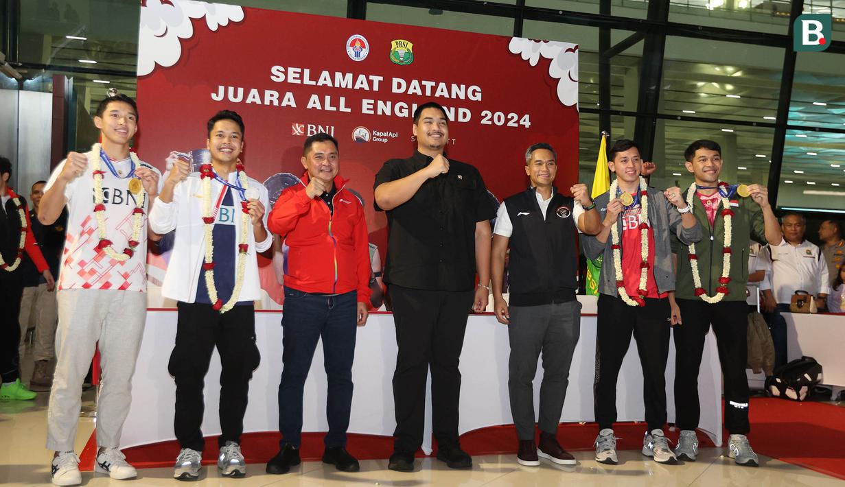 <p>Para juara All England 2024, Jonatan Christie, Anthony Ginting, Muhammad Rian Ardianto dan Fajar Alfian berfoto bersama Sekjen PP PBSI sekaligus Ketua Tim Pokja PBSI untuk Olimpiade Paris 2024, Muhammad Fadil Imran (ketiga kiri), Menpora RI, Dito Ariotedjo (tengah) dan Chef de Mission Olimpiade Paris 2024, Anindya Novyan Bakrie saat acara penyambutan para juara All England 2024 di Terminal 3 Bandara Soekarno Hatta, Tangerang, Banten, Senin (18/3/2024) malam WIB. (Bola.com/M Iqbal Ichsan)</p>