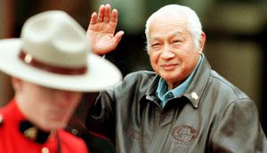 Almarhum Presiden RI ke-2 Soeharto tiba untuk menghadiri pertemuan puncak Kerjasama Ekonomi Asia Pasifik (APEC) di Museum Antropologi dari Universitas British Columbia, Vancouver,Kanada (25/10/1997).  (AFP PHOTO/John GIBSON)