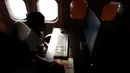 Seorang anak menggunakan komputer di dalam pesawat McDonnell Douglas DC 9-14 yang diubah menjadi perpustakaan virtual di Mexico City, Meksiko (14/3). (Reuters/Henry Romero)