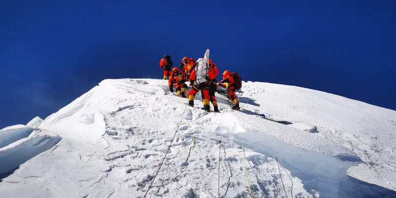 Tim Survei China Berhasil Capai Puncak Gunung Tertinggi di Dunia