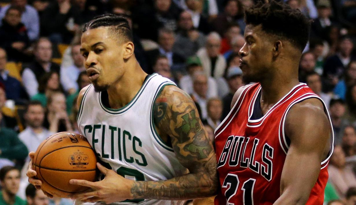 Pemain Chicago Bulls, Jimmy Butler #21 menghadang laju pemain Boston Celtics, Gerald Green #30 pada laga NBA basketball game di TD Garden, Boston, (2/11/2016). Boston menang 107-100. (Maddie Meyer/Getty Images/AFP)