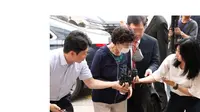 Ibu mertua Presiden Yoon Suk Yeol, Choi Eun-soon memasuki Pengadilan Distrik Euijeongbu di mana hakim memutuskan bandingnya pada Jumat 21 Juli 2023. (Yonhap)
