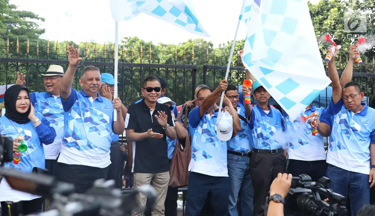 Menteri ESDM Ignasius Jonan (tengah), bersama Direktur Utama PLN, Sofyan Basir (kiri) melepas ribuan peserta Family Day 72 PLN di Kawasan JCC, Jakarta, Minggu (3/12). Kegiatan tersebut bertemakan Kerja Bersama Terangi Indonesia.(Liputan6.com/Angga Yuniar)