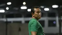 Asisten pelatih Timnas Indonesia, Bima Sakti saat sesi latihan jelang Piala AFF di Lapangan B Senayan, Jakarta, Selasa (9/11/2021). (Bola.com/M Iqbal Ichsan)