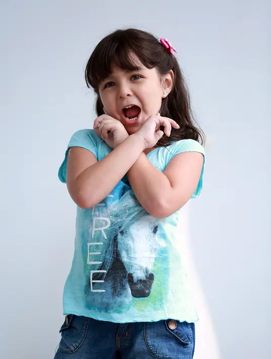 Di lokasi syuting Velove Meyer dikenal sebagai anak penurut, saat akan memulai syuting pun gadis lucu ini mendengarkan arahan sutradara dengan cermat. Banyak kru yang menyukai sosok Velove Putri Meyer. (Deki Prayoga/Bintang.com)