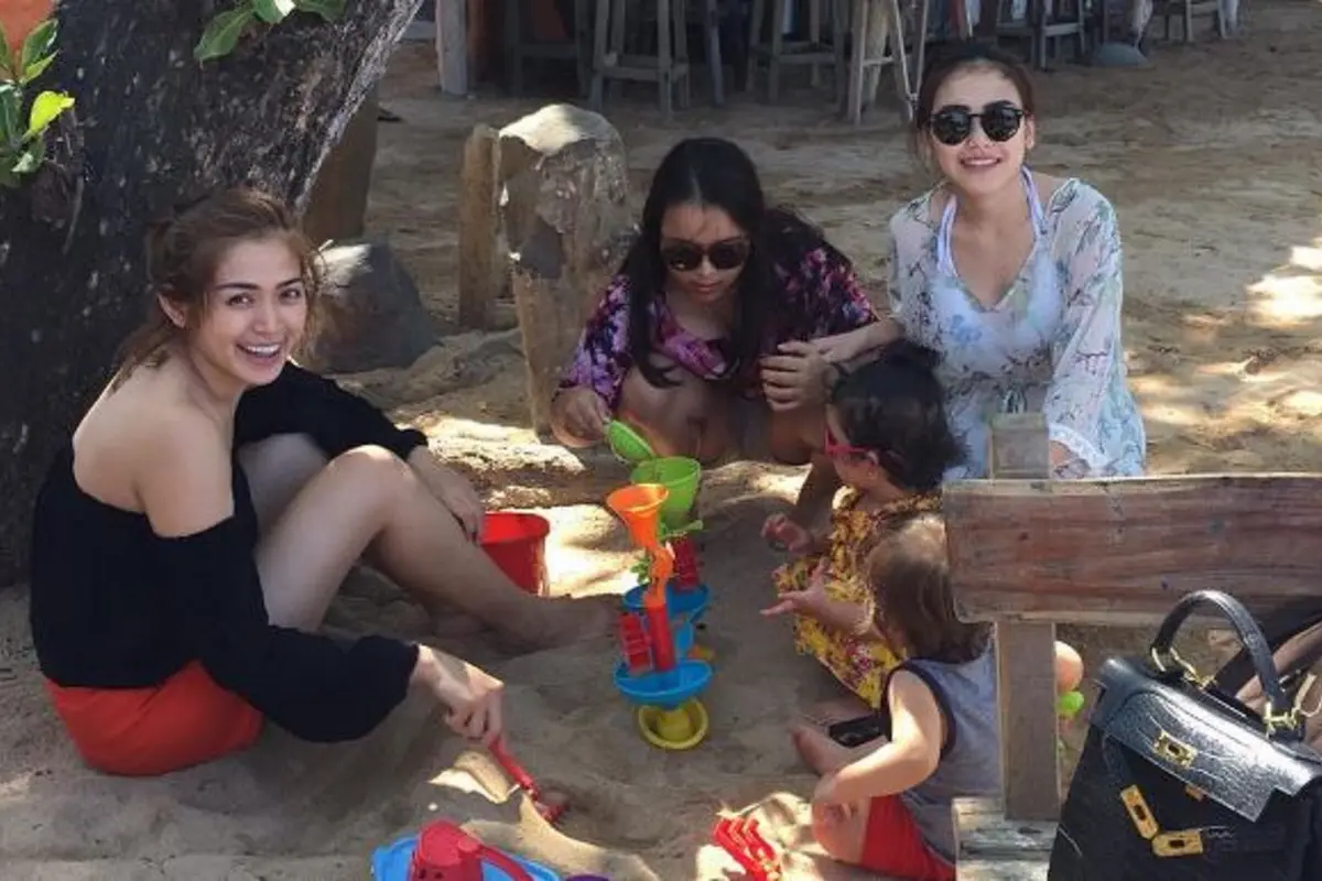 [Bintang] Ayu Ting Ting dan Jessica Iskandar