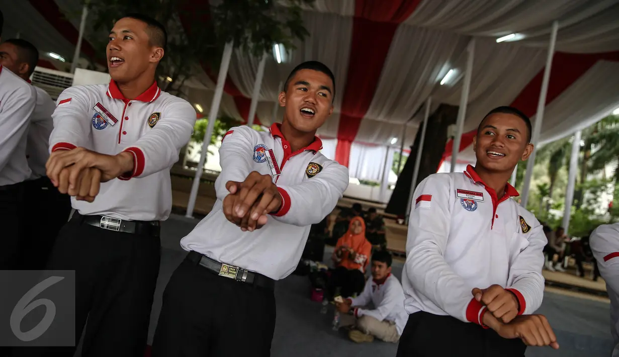 Anggota pria paskibraka 2016 melakukan gerakan saat yelyel sebelum memulai latihan gladi kotor di Istana Merdeka, Jakarta, Sabtu (13/8). Anggota paskibraka 2016 terdiri dari 34 putra dan 34 putri. (Liputan6.com/Faizal Fanani)