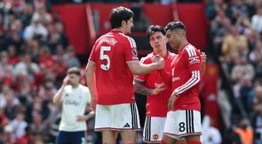 Casemiro menutup penampilannya di Old Trafford dengan momen penuh haru bersama Manchester United. Ia mendapat sambutan hangat dari para suporter dalam laga melawan Nottingham Forest. (AFP/Darren Staples)