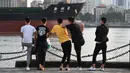 Sejumlah anak muda melihat Sungai Huangpu di distrik keuangan Lujiazui, Shanghai (15/7/2019). Sungai ini mengalir melewati kota Jiaxing. Beberapa jembatan yang melintasi sungai ini adalah Jembatan Songpu, Jembatan Xupu, Jembatan Lupu, Jembatan Nanpu, dan Jembatan Yangpu. (AFP Photo/Hector Retamal)